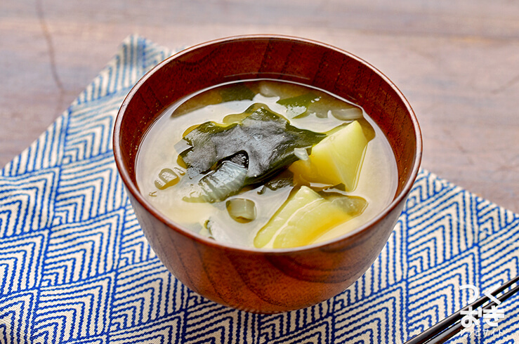 じゃがいもとたまねぎのみそ汁の料理写真