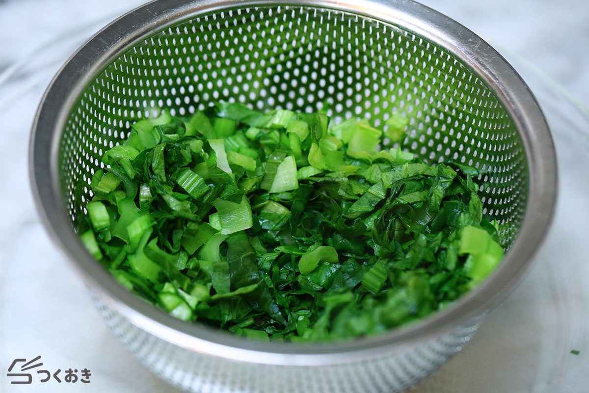 蒸し鶏と小松菜のごまマヨサラダの手順写真その2